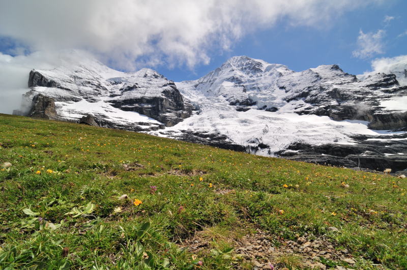 振り返ると、いつまでもアイガー とメンヒが見える