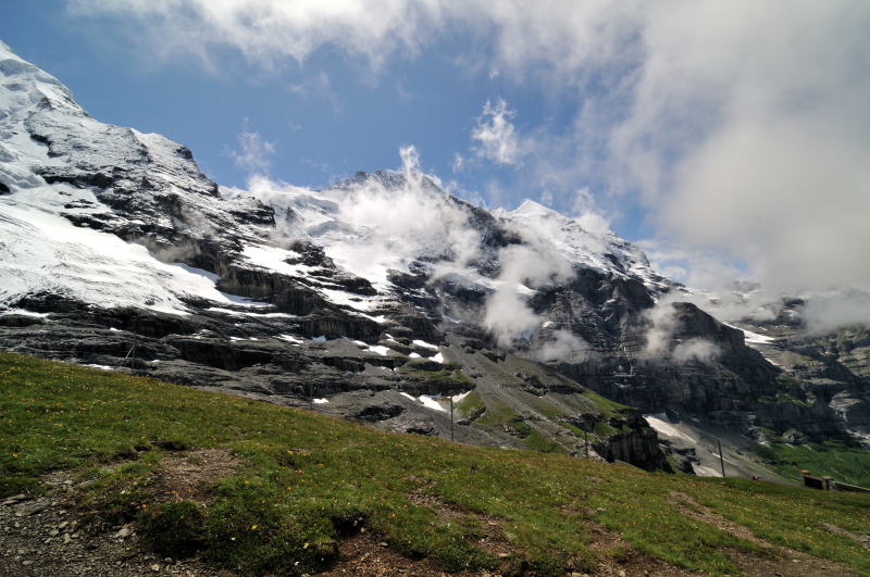 中央にユングフラウ、その右にシルバーホルン