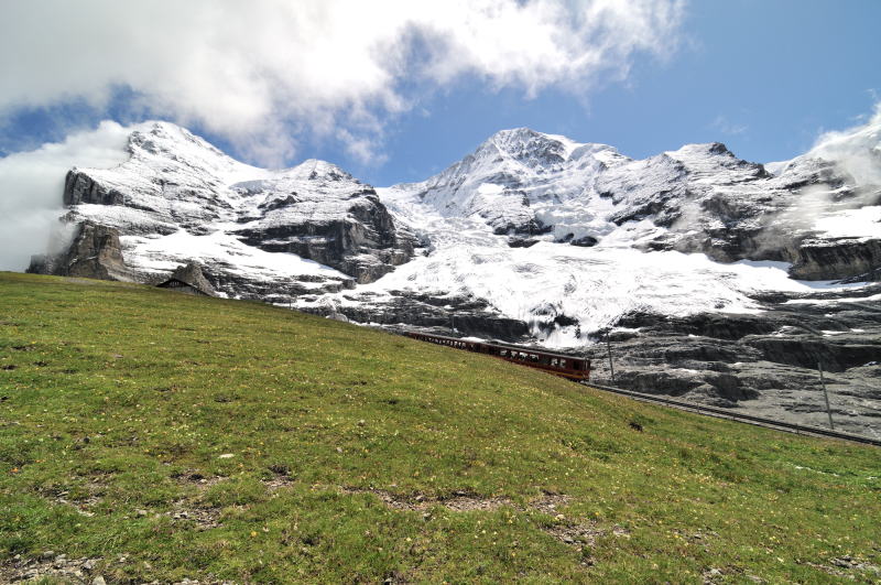 ハイキングの途中で出会った登山電車