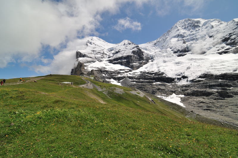 アイガーの左は絶壁(有名なアイガー北壁)