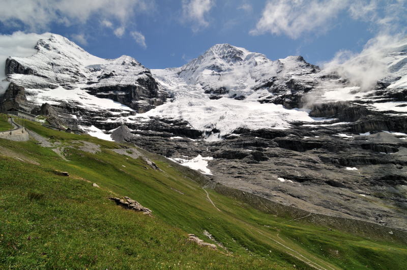 左はアイガー[Eiger 3970m]、中央はメンヒ[Mönch 4099m]