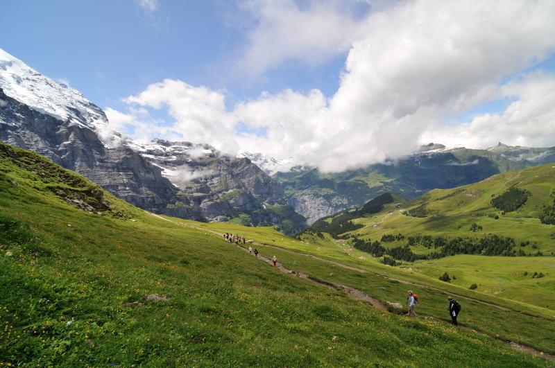 ユングフラウを左に見ながら下山