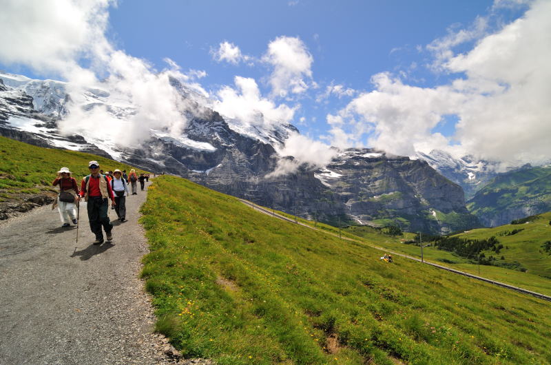 スイスの名峰に名残を惜しみ下山