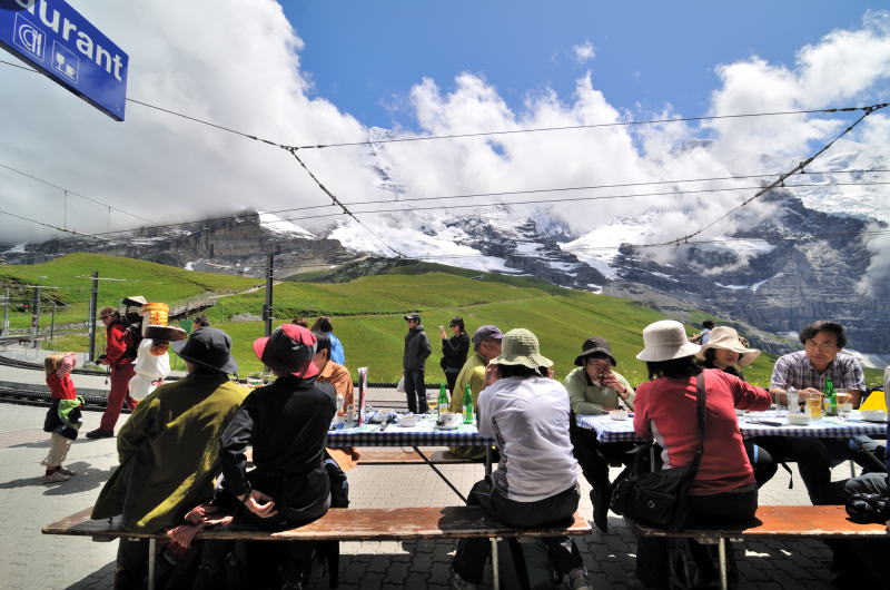 クライネシャイデック駅のホームにあるレストラン
