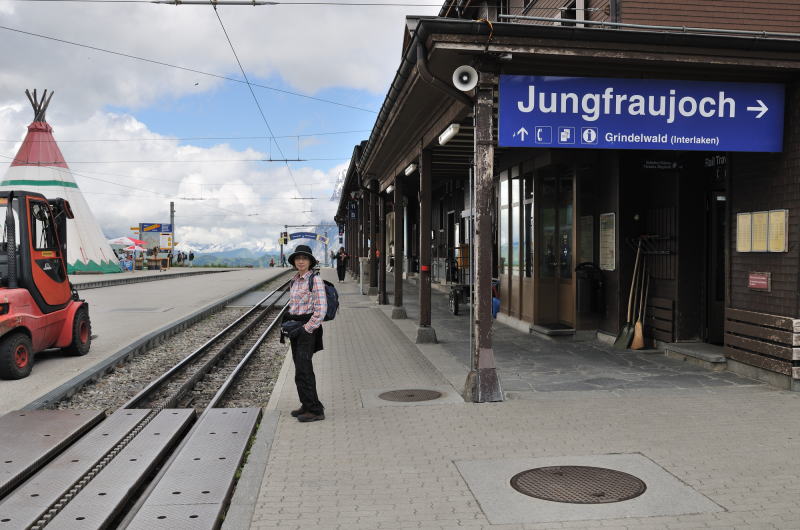 グリンデルワルト行きホーム、駅舎の反対側はユングフラウヨッホ行きホーム(クライネシャイデック駅)