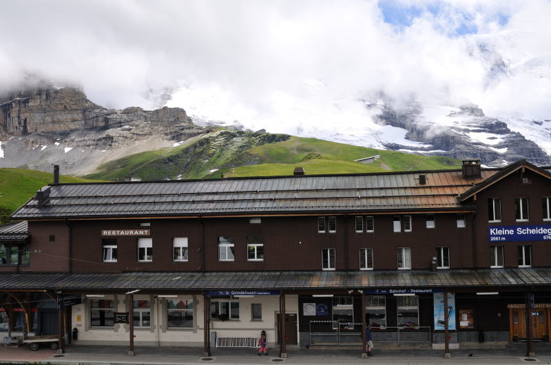クライネ・シャイデック駅、手前がグリンデルワルト行き、駅舎の向こうがユングフラウヨッホ行きホーム