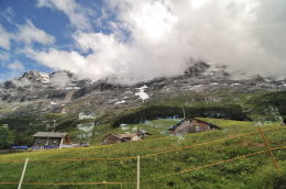 グリンデルワルト[Grindelwald]へヴェンゲンアルプ鉄道が続く