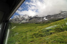 グリンデルワルト[Grindelwald]へヴェンゲンアルプ鉄道が続く