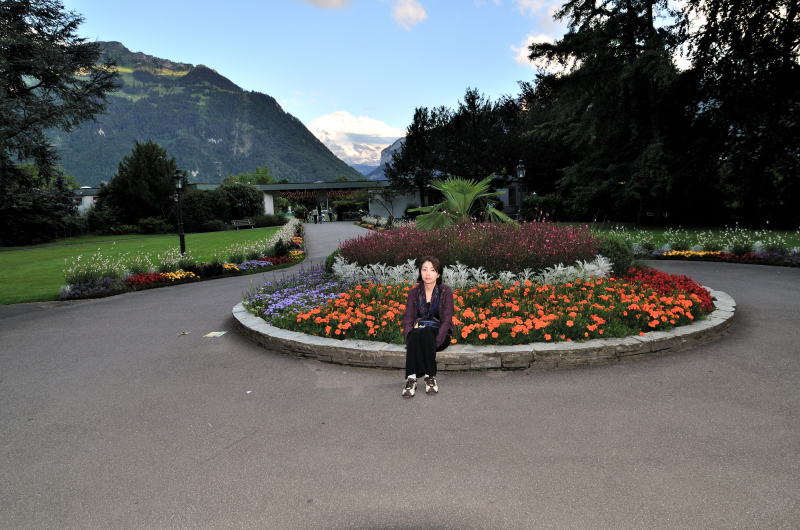 カジノ・クアザール[Casino Kursaal] の前庭からユングフラウを望む