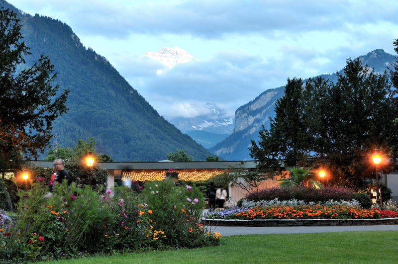 カジノ・クアザール[Casino Kursaal] の前庭からユングフラウを望む