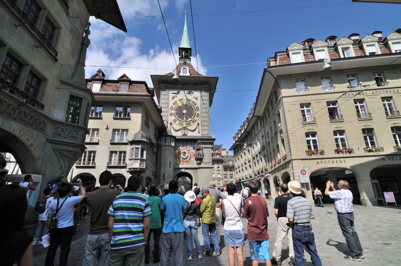 毎正時４分前から天文時計とからくり人形が動き出す(基盤部分はベルン最古の建物)