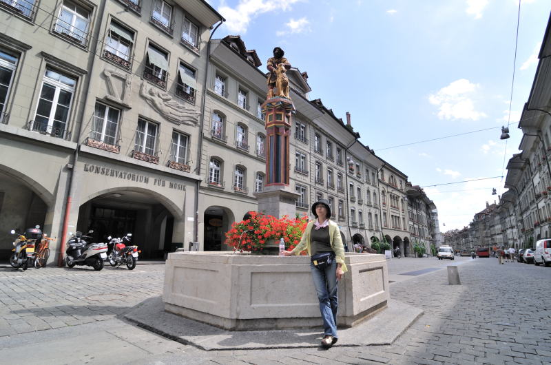 クラム通り[Kramgasse]にあるサムソンの噴水[Samson-brunnen](ベルン)