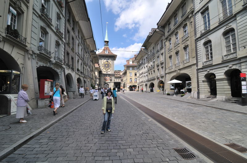 クラム通り[Kramgasse]、通りの端に沿って、斜めに設置されたハッチ様のものが並んでいるのが、地下に造られた核シェルターへの入口で、1960年代以降、スイスは国民数よりも多い人間を保護できる数の核シェルターを造ってきた。(ベルン)