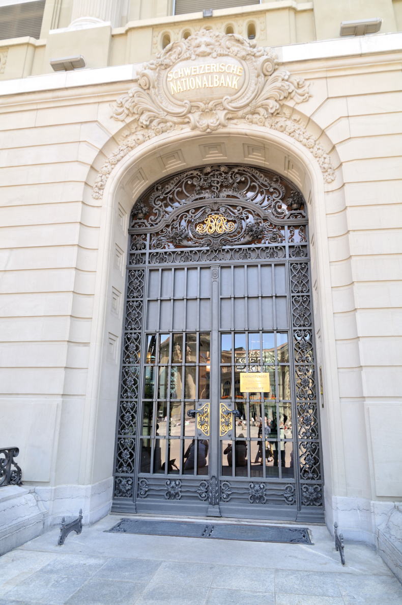 スイス国立銀行本店正面玄関(ベルン)