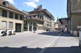 コッハー通りの東方向、遠方の尖塔が大聖堂(ベルン)