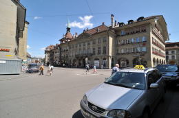 コルンハウス通りとの交差点、緑の尖塔は時計塔(ベルン)