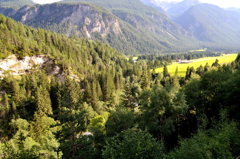 ラントヴァッサー橋[Landwasserviadukt]からの眺め「右方向」