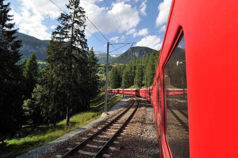 ラントヴァッサー橋を後にサン・モリッツへ向かう「後方」