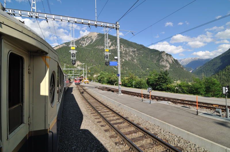 前方は、フィリスール駅[Flisur](スイス東部)