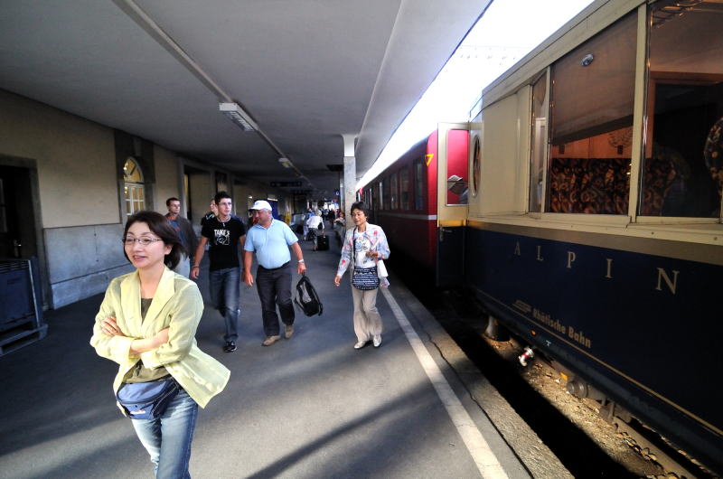 サン・モリッツ[Saint Moritz]駅に到着