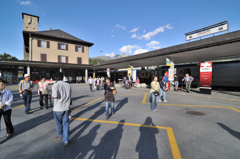 サン・モリッツ[Saint Moritz]駅に到着