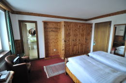 ホテル バーレン [HOTEL BÄREN](サン・モリッツ)