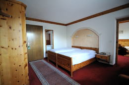 ホテル バーレン [HOTEL BÄREN](サン・モリッツ)