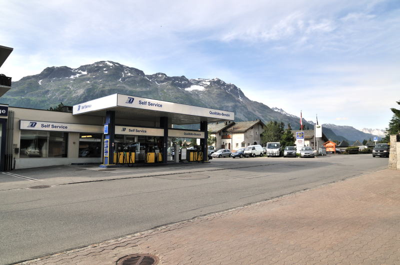 ホテル バーレン[HOTEL BÄREN]前を走るマイシュトラ通り[Via Maistra](サン・モリッツ)