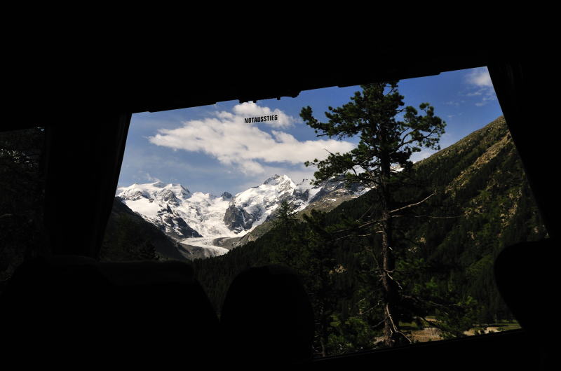 峠越えのバスからベルニナアルプスを望む