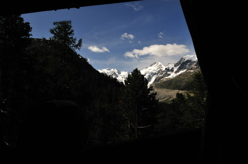 峠越えのバスからベルニナアルプスを望む