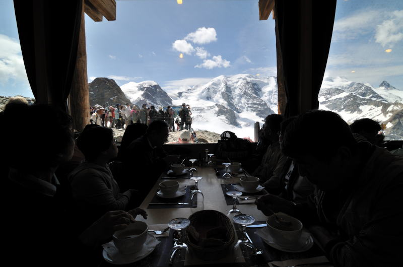 ディアヴォレッツァ[Diavolezza 2978m]展望台レストラン内からの眺望