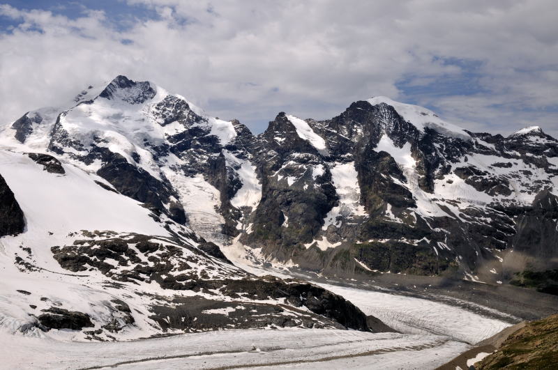 左はピッツ・ベルニナ[Piz Bernina 4049m]、右はピッツ・モルテラッチ[Piz Morteratsch 3751m]