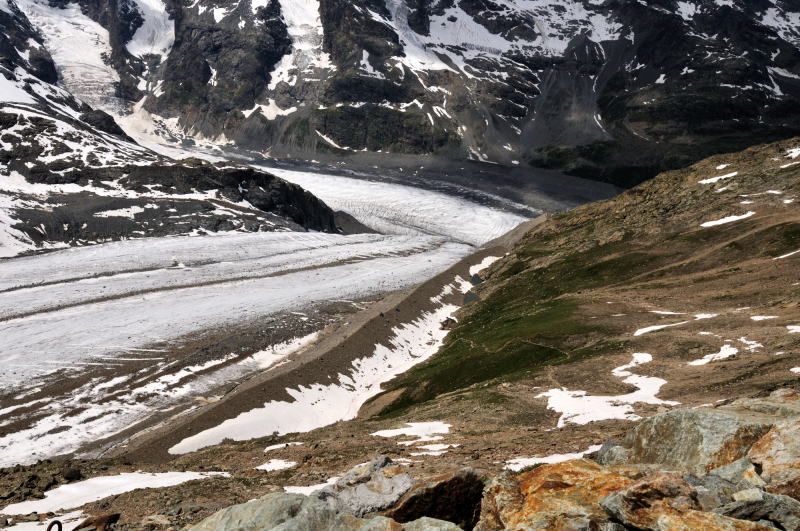 手前のペルス氷河[Vadret Pers]と交差するモルテラッチ氷河[Vadret da Morteratsch]