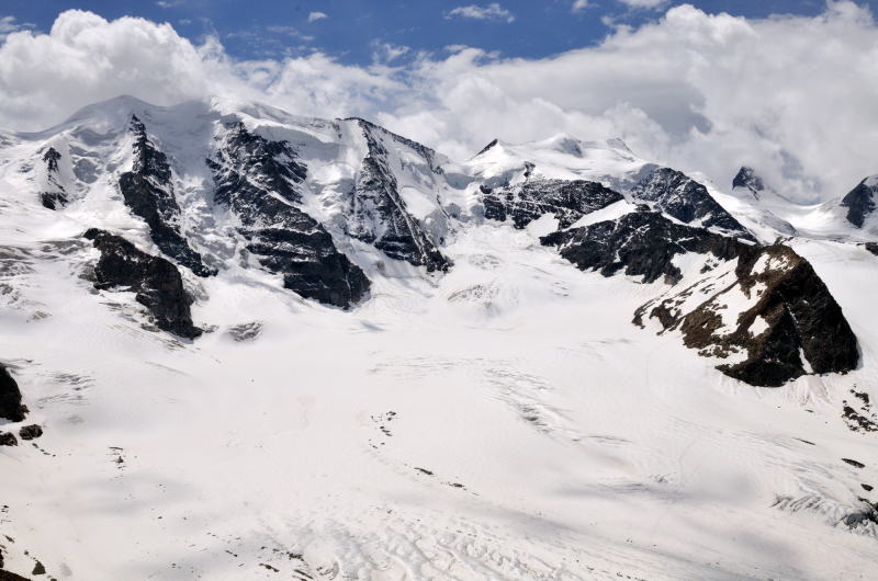 左はピッツ・パリュ [Piz Palü 3905m]、右はベラヴィスタ[Bellavista　3922m]