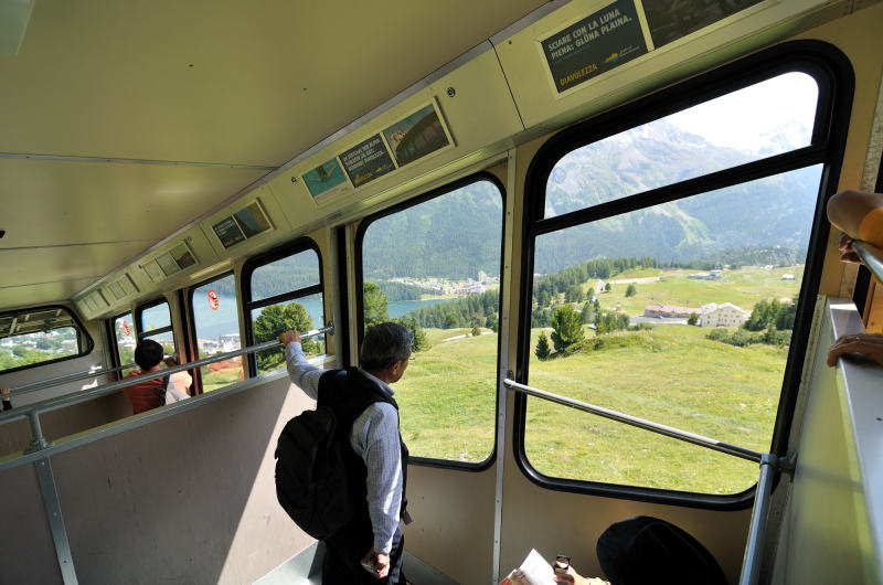 ピッツ・ネイル[Piz Nair]行きケーブルカーから見たサン・モリッツ[Saint Moritz]の町