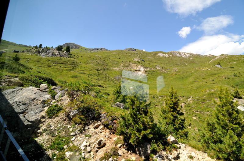 ピッツ・ネイル[Piz Nair]行きケーブルカーから見たコルヴィリア[Corviglia 2486m]駅の手前の風景