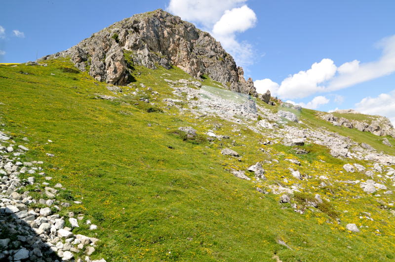 ピッツ・ネイル[Piz Nair]行きケーブルカーから見たコルヴィリア[Corviglia 2486m]駅の手前の風景