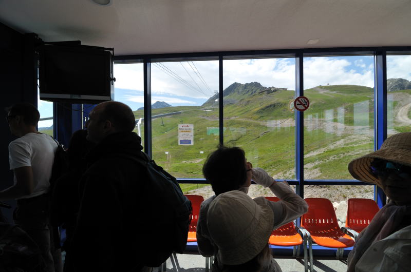 コルヴィリア[Corviglia 2486m]駅でピッツ・ネイル[Piz Nair]行きロープウェーに乗り換え