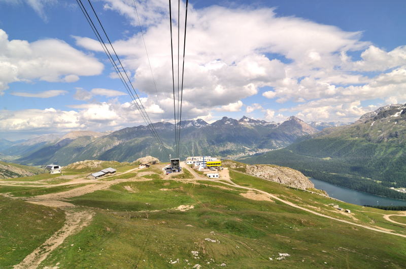 コルヴィリア[Corviglia 2486m]駅を後にピッツ・ネイル[Piz Nair]へ