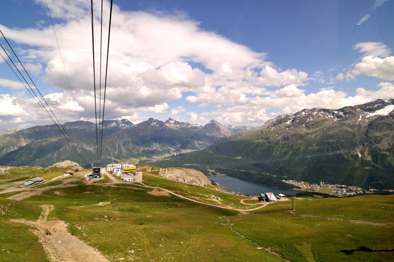 コルヴィリア[Corviglia 2486m]駅を後にピッツ・ネイル[Piz Nair]へ