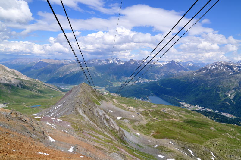 ピッツ・ネイル駅 [Piz Nair 3030m]からコルヴィリア[Corviglia 2486m]駅方向を望む