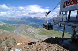 ピッツ・ネイル駅 [Piz Nair 3030m]周辺からの眺望