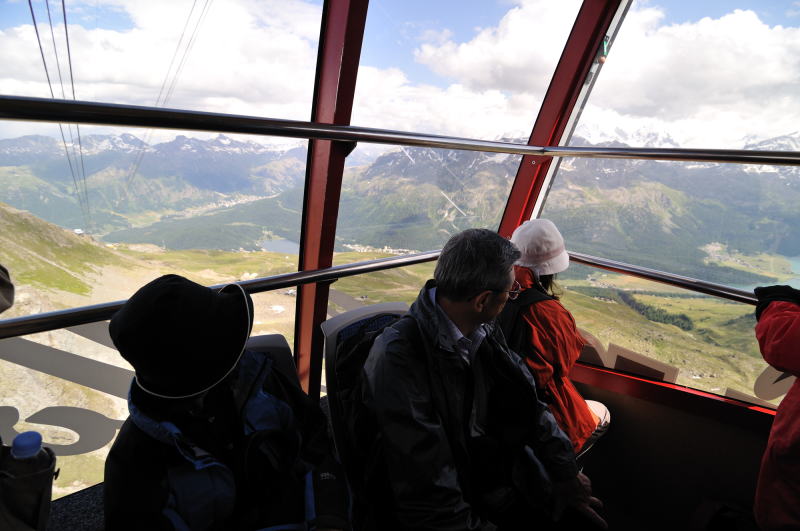 ピッツ・ネイル駅 [Piz Nair 3030m]を後にロープウェーにて下山