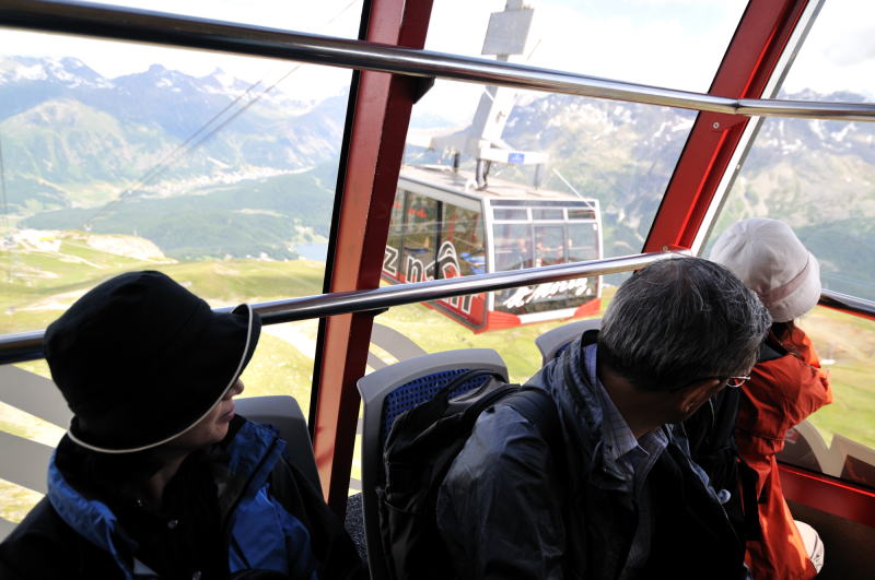 ピッツ・ネイル駅 [Piz Nair 3030m]を後にロープウェーにて下山