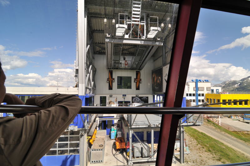 乗り換えのコルヴィリア[Corviglia 2486m]駅に到着