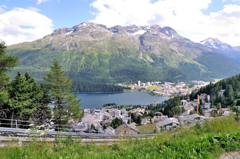 途中のチャンタレラ駅でケーブルカーを降り、徒歩でサン・モリッツの町へ向かう