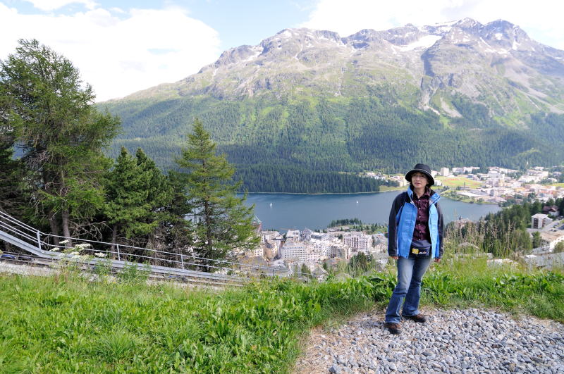 途中のチャンタレラ駅でケーブルカーを降り、徒歩でサン・モリッツの町へ向かう