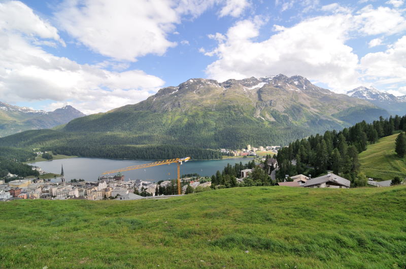 途中のチャンタレラ駅でケーブルカーを降り、徒歩でサン・モリッツの町へ向かう