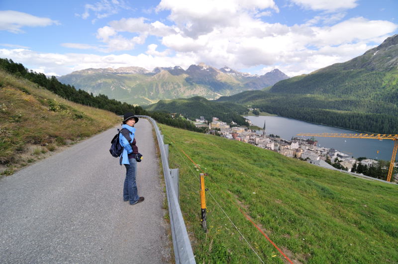 途中のチャンタレラ駅でケーブルカーを降り、徒歩でサン・モリッツの町へ向かう