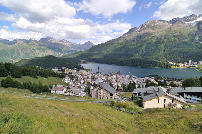 途中のチャンタレラ駅でケーブルカーを降り、徒歩でサン・モリッツの町へ向かう